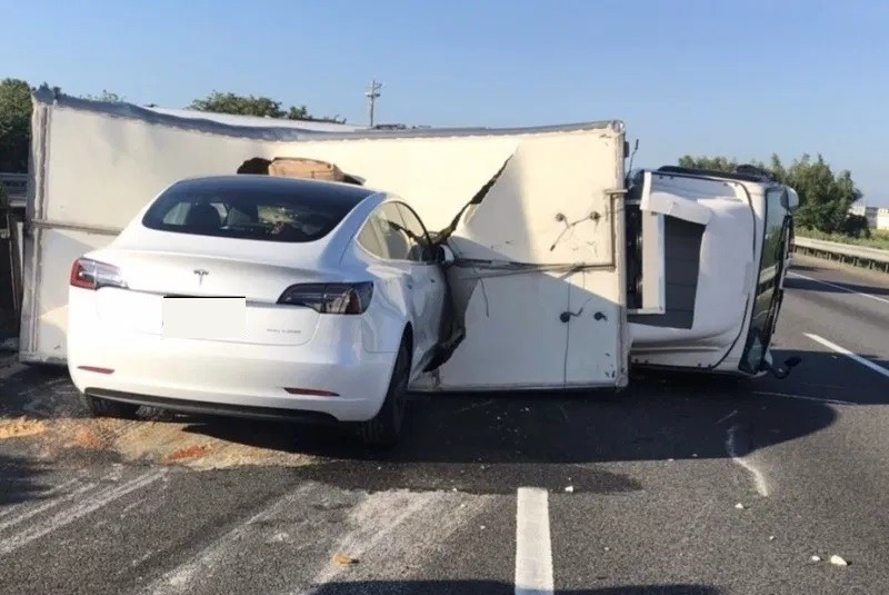 Tesla аварія