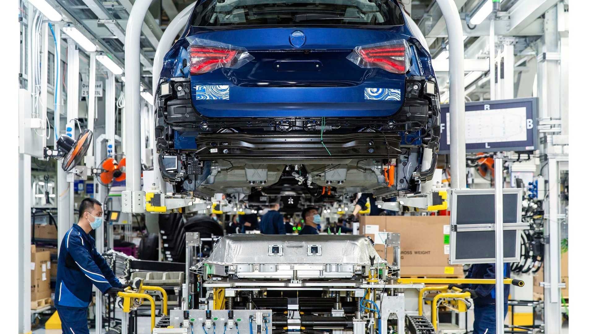 BMW iX3 (виробнича версія)