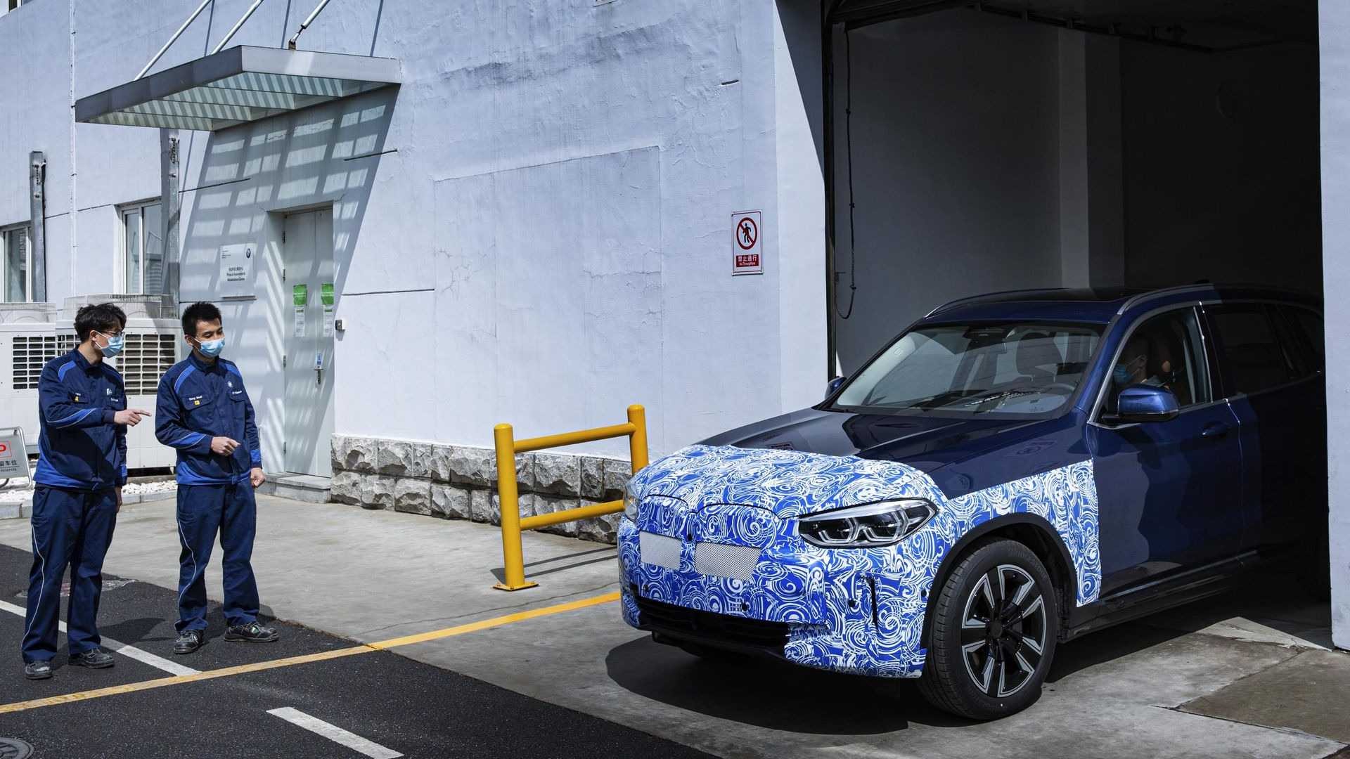 BMW iX3 (виробнича версія)
