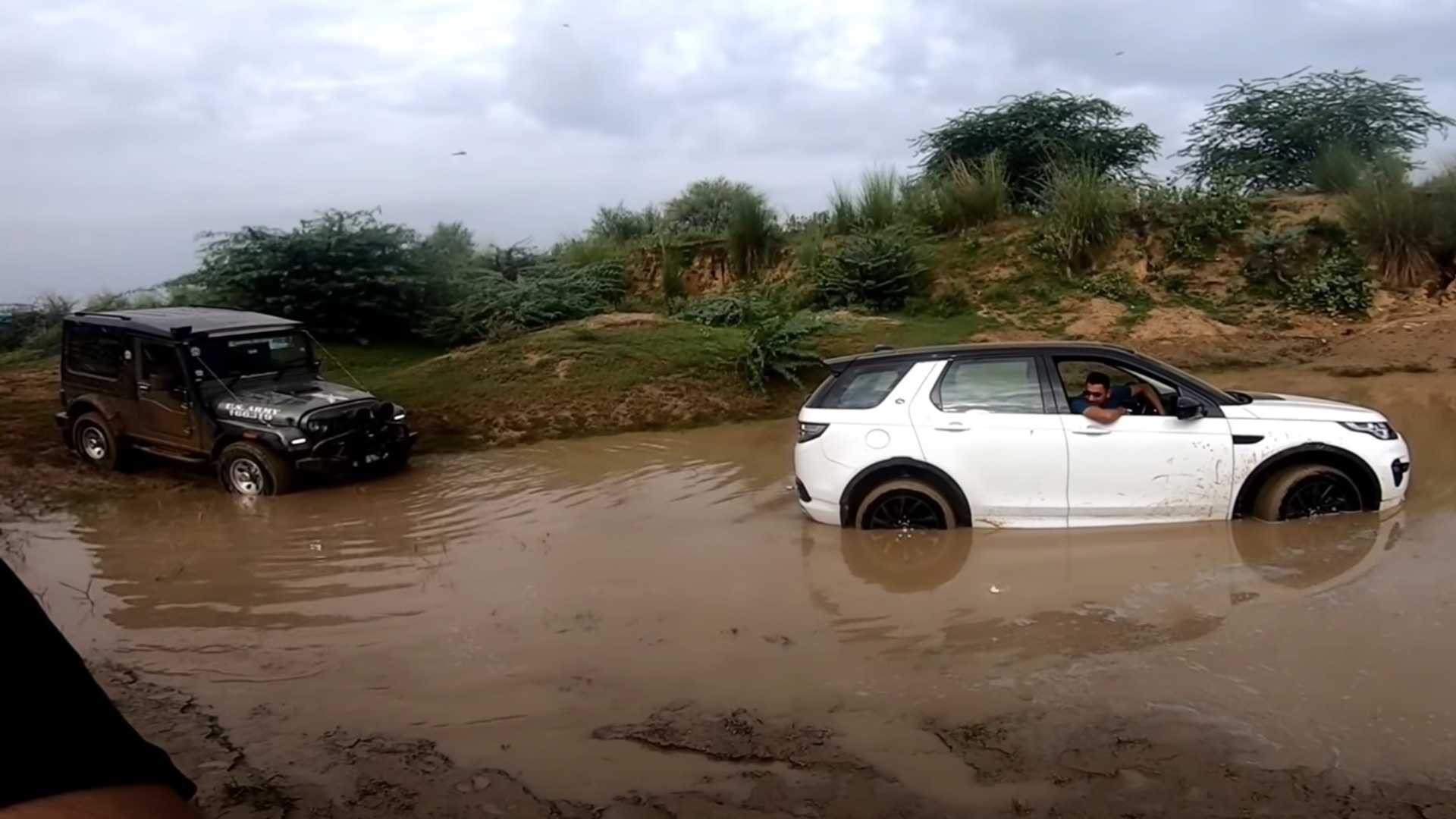 Discovery Sport та Mahindra Thar