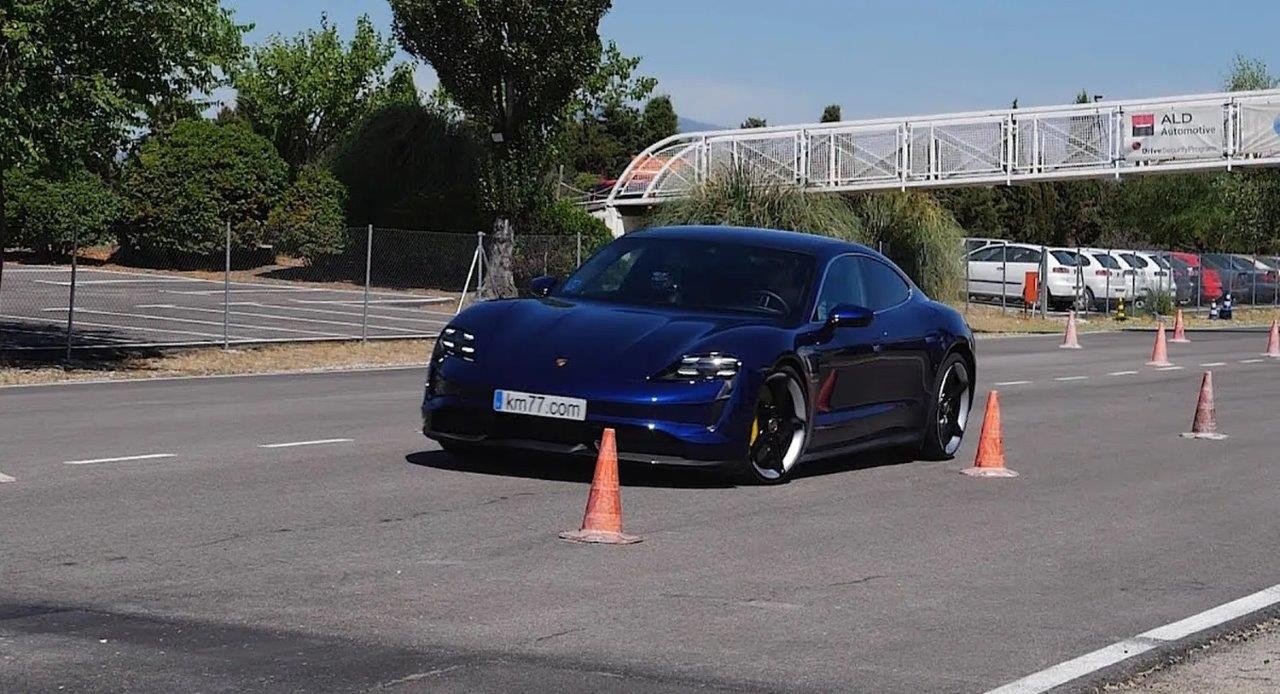 Porsche Taycan Turbo S (лосиний тест)