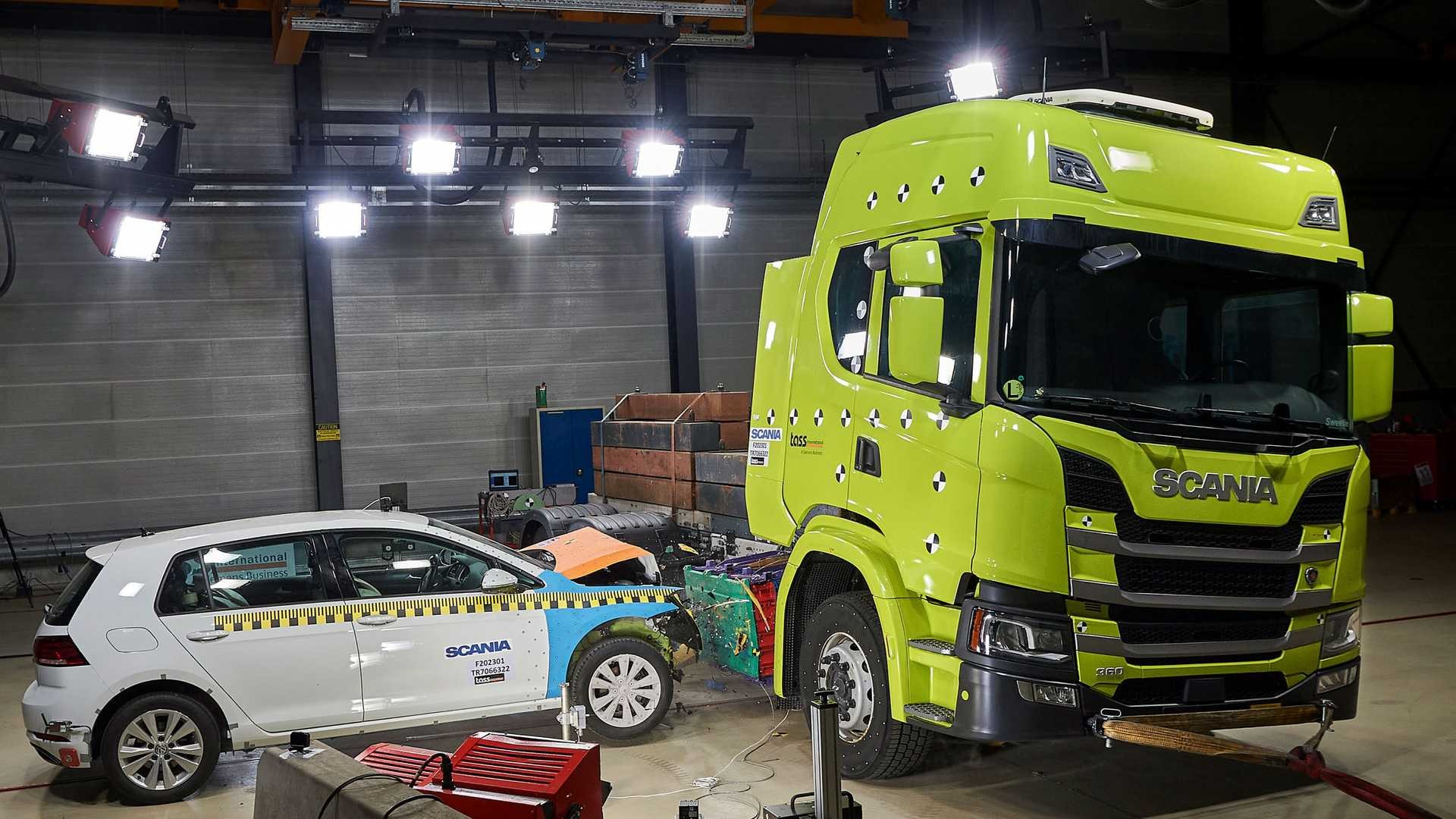 Scania краш-тест VW Golf