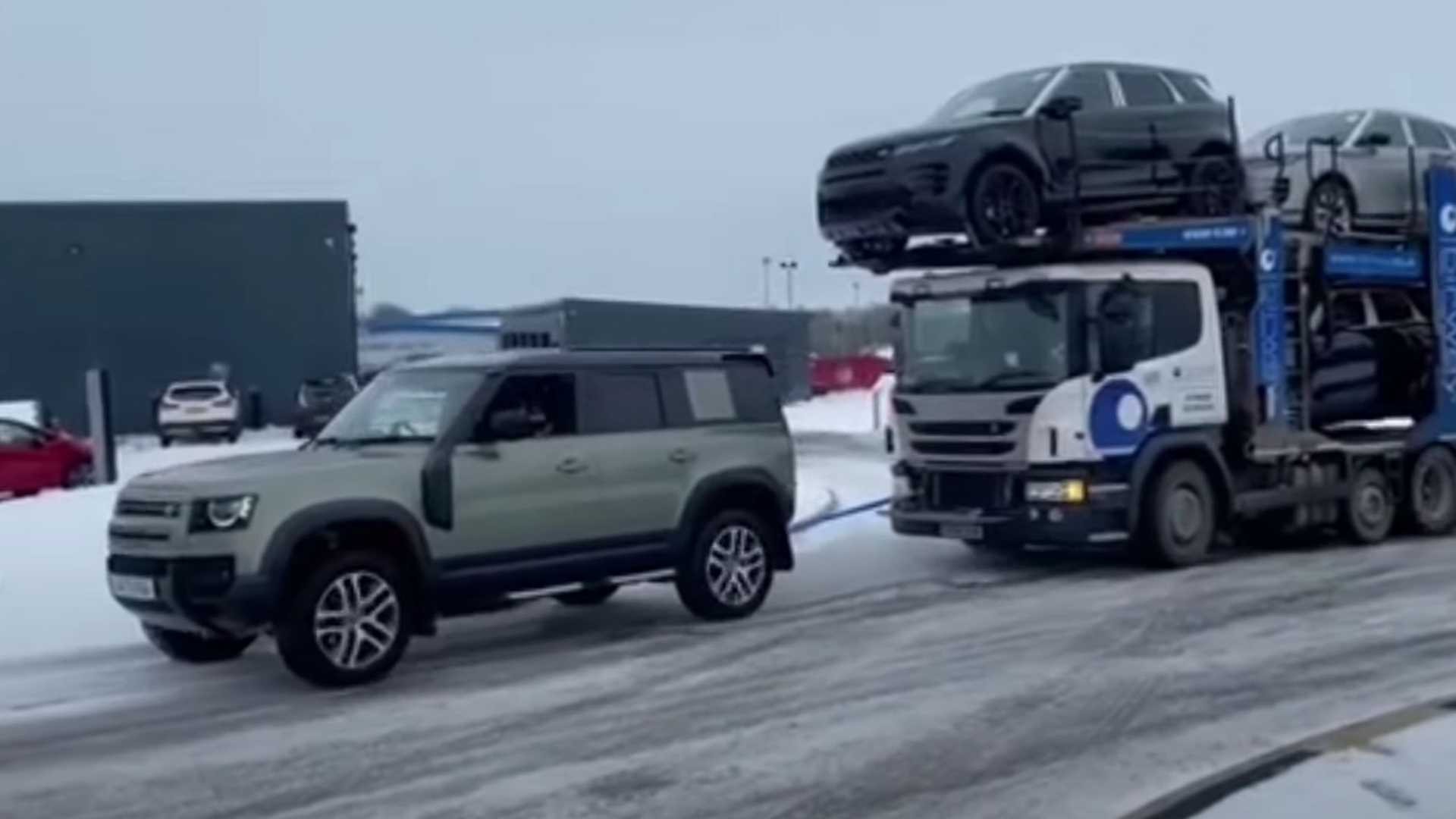 Land Rover Defender витягнув трейлер замет