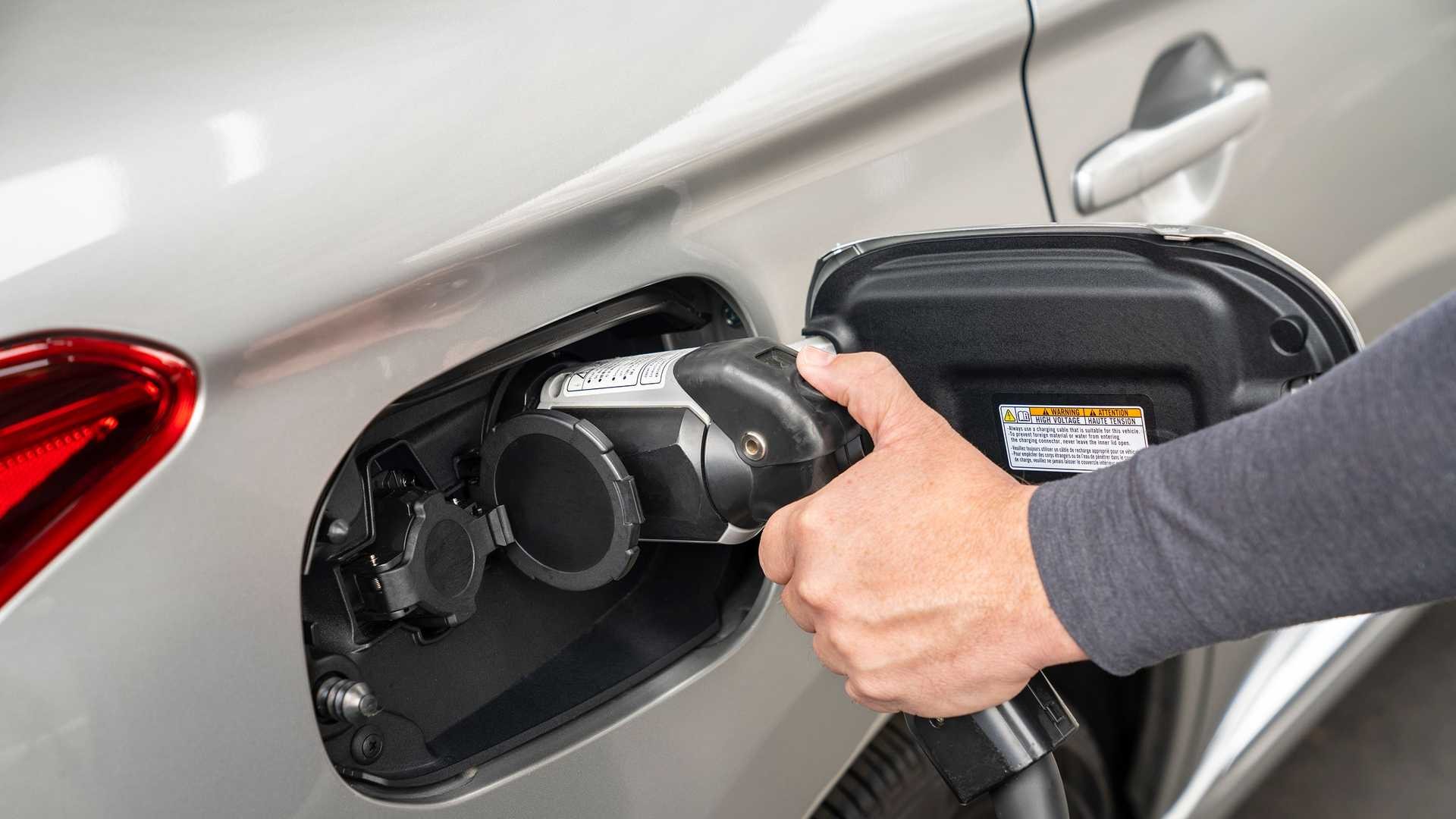 Mitsubishi Outlander PHEV 2021 (зарядка)