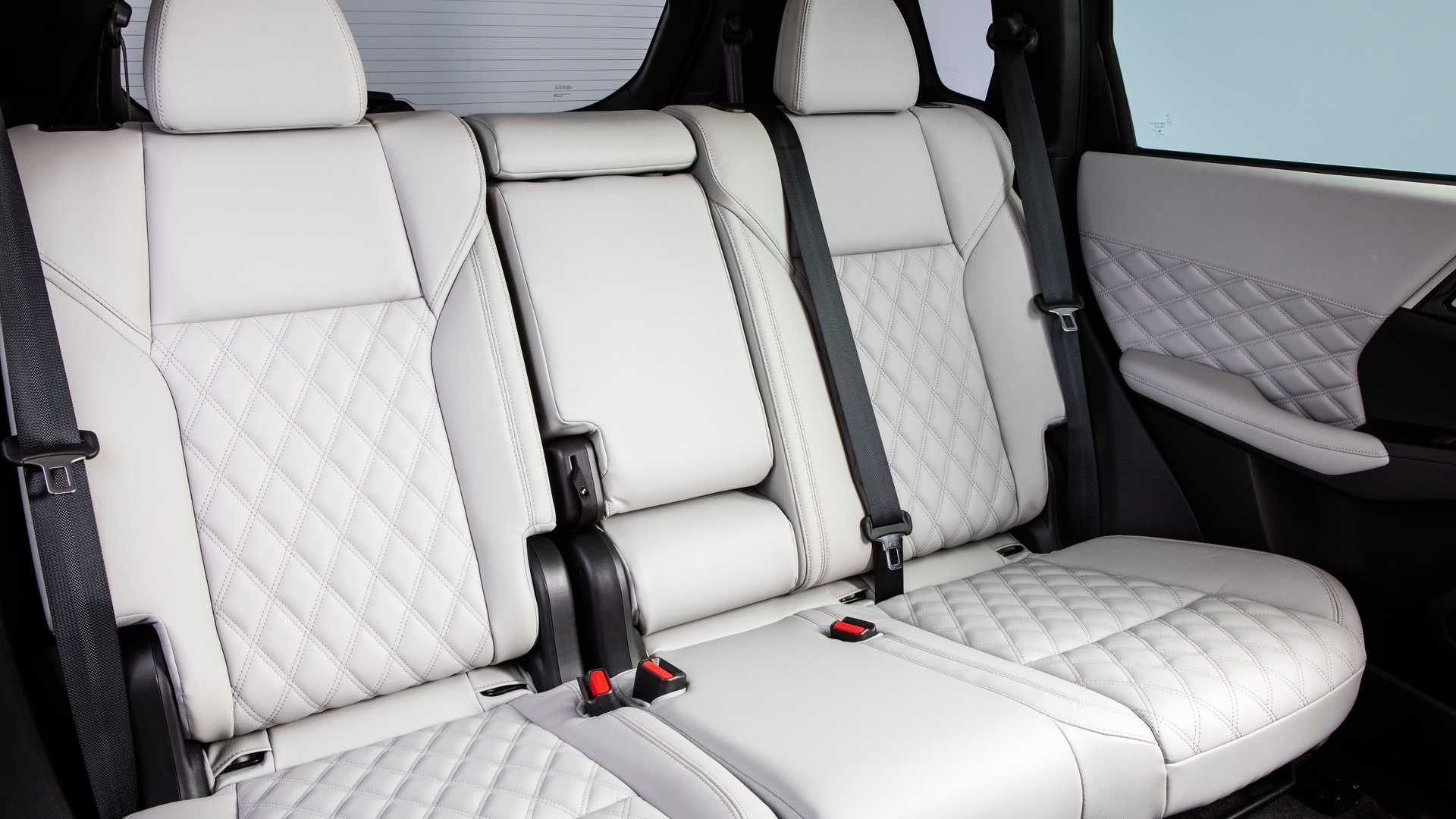 Mitsubishi Outlander 2022 року