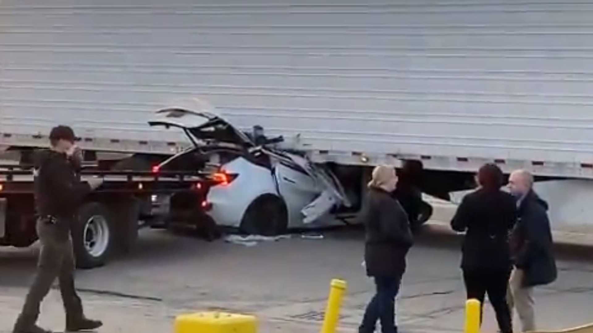 Tesla аварія вантажівка Детройт 2021