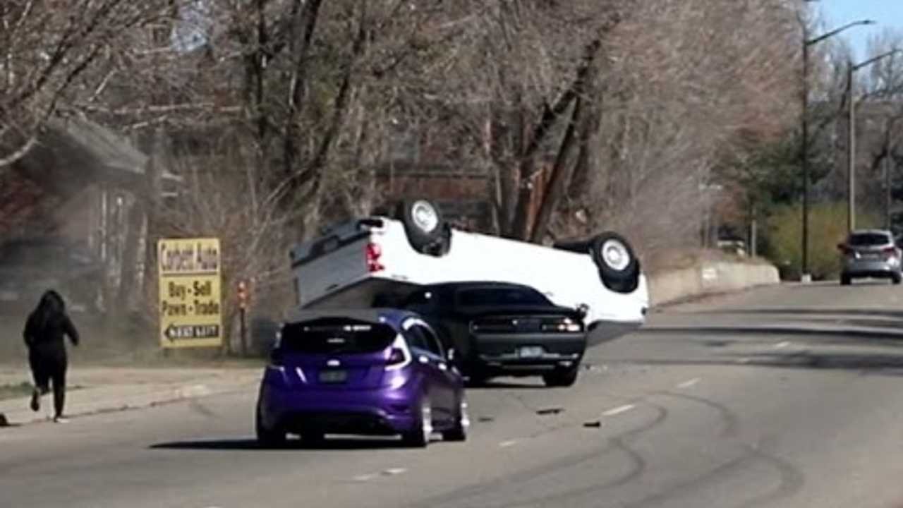 Dodge Challenger перекинув пікап Silverado
