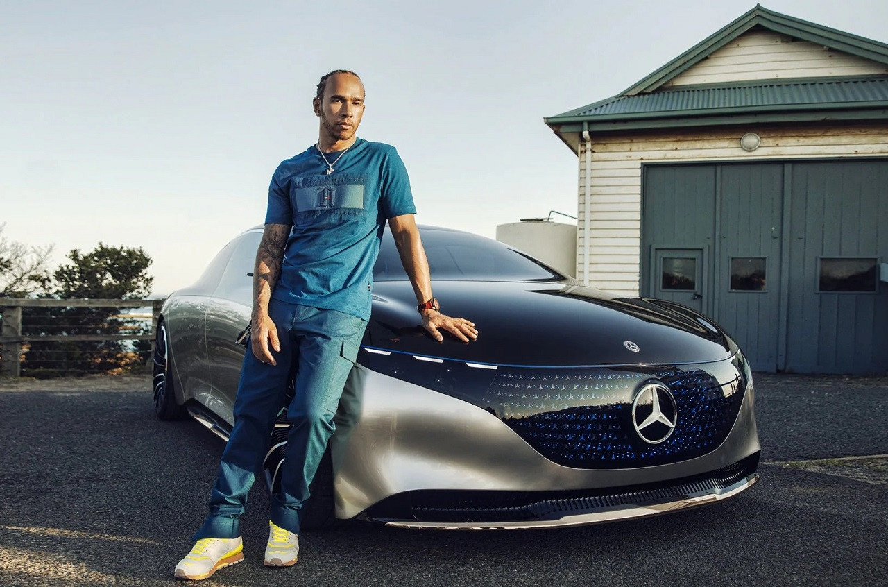 Льюїс Хемільтон та Mercedes EQS