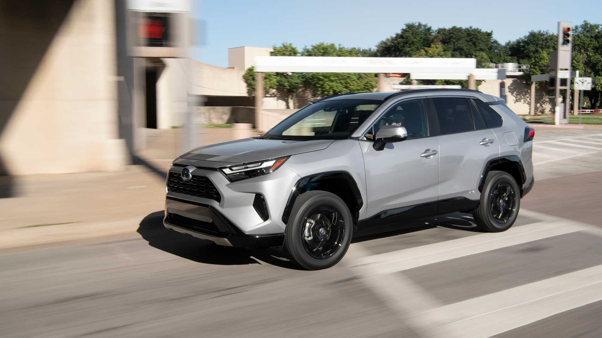 Toyota RAV4 SE Hybrid 2022 року
