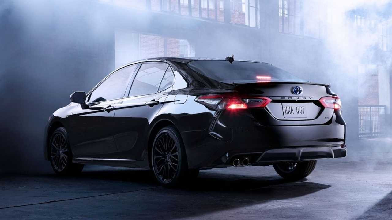 Toyota Camry 2022 року