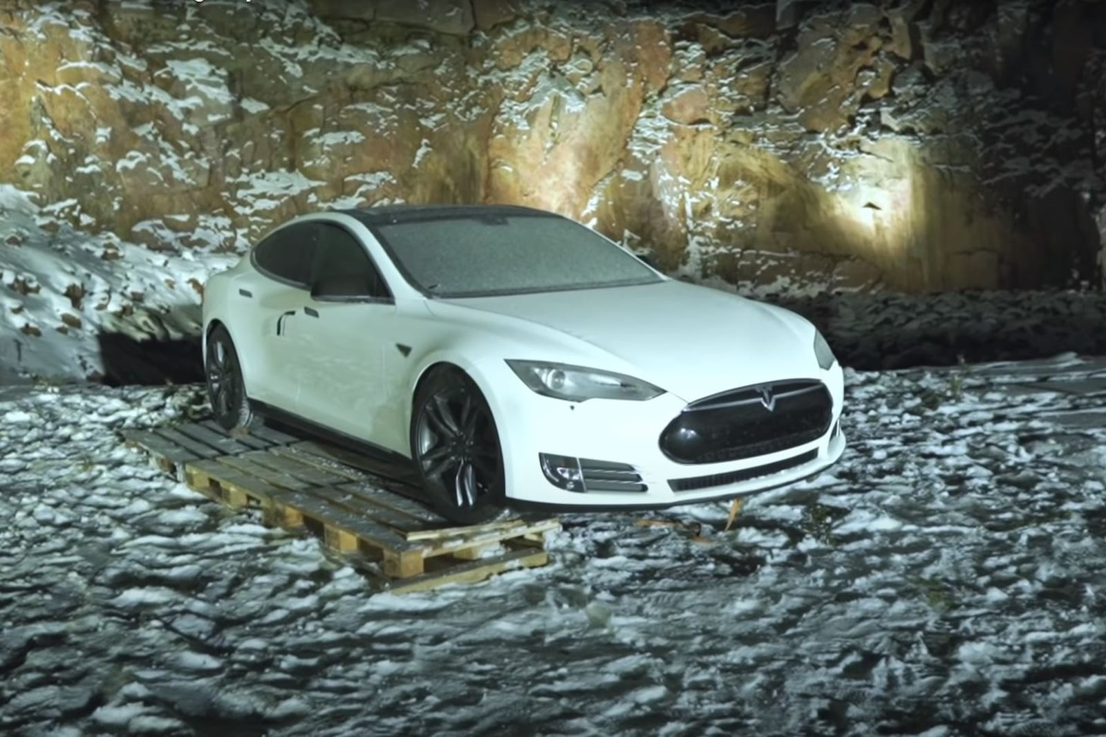 Власник Tesla Model S підірвав електрокар