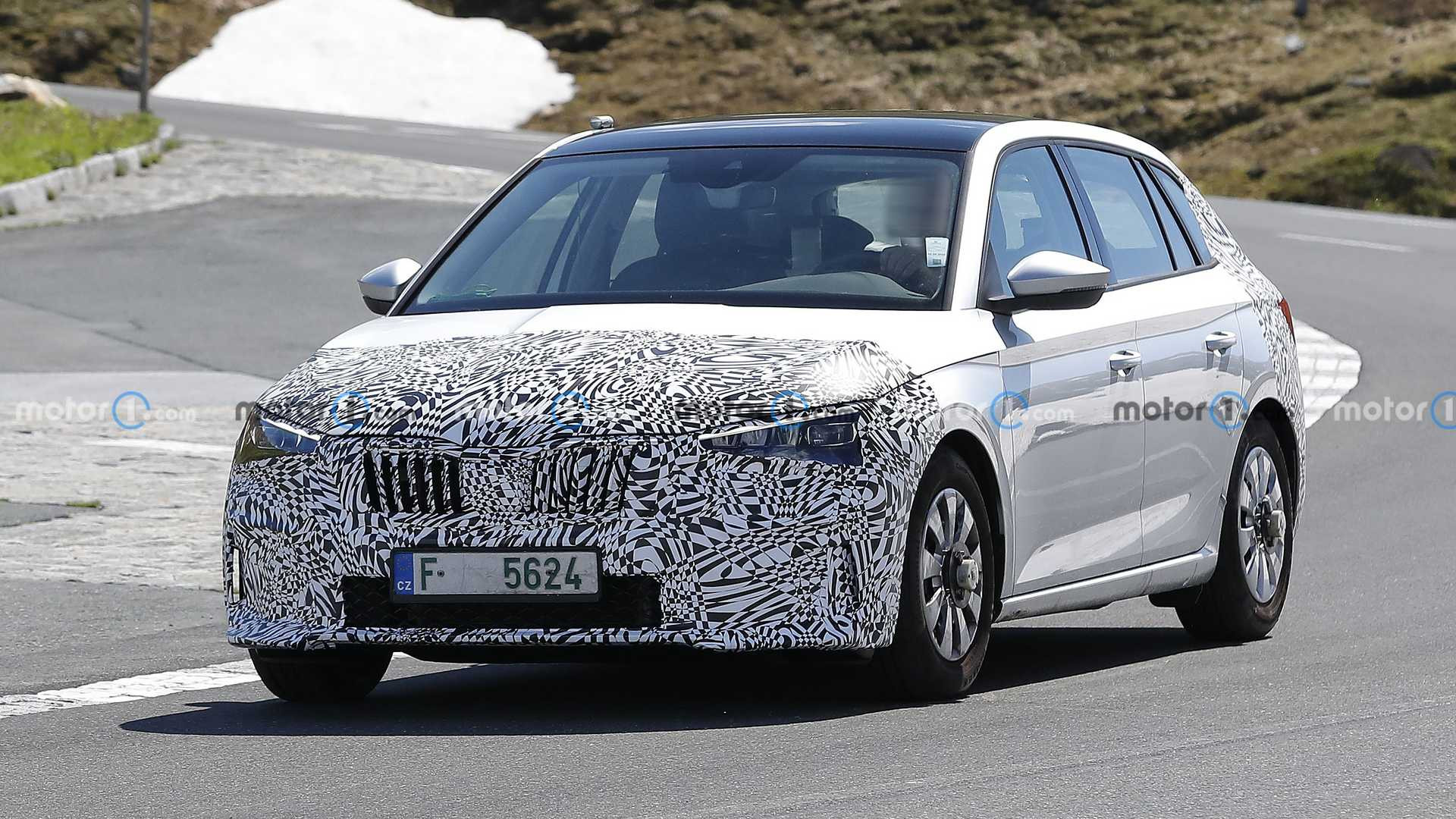 Рестайлінгова Skoda Scala «засвітилась» на тестах