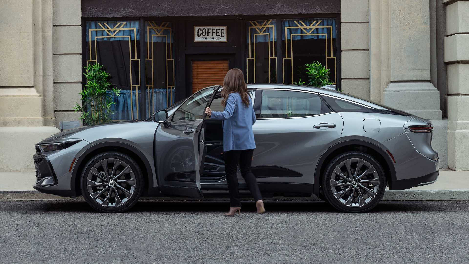 Toyota Crown 2023 року