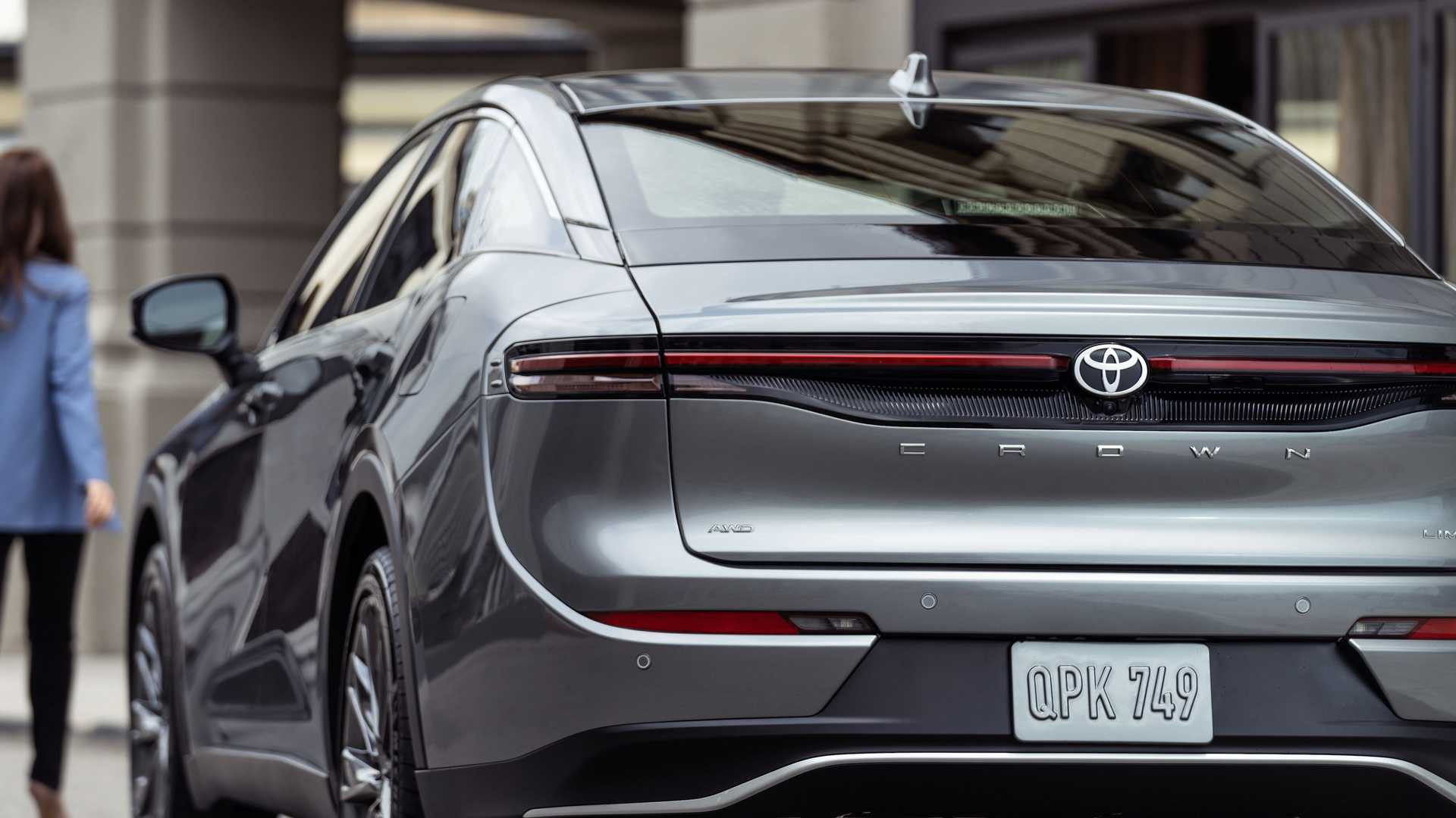 Toyota Crown 2023 року