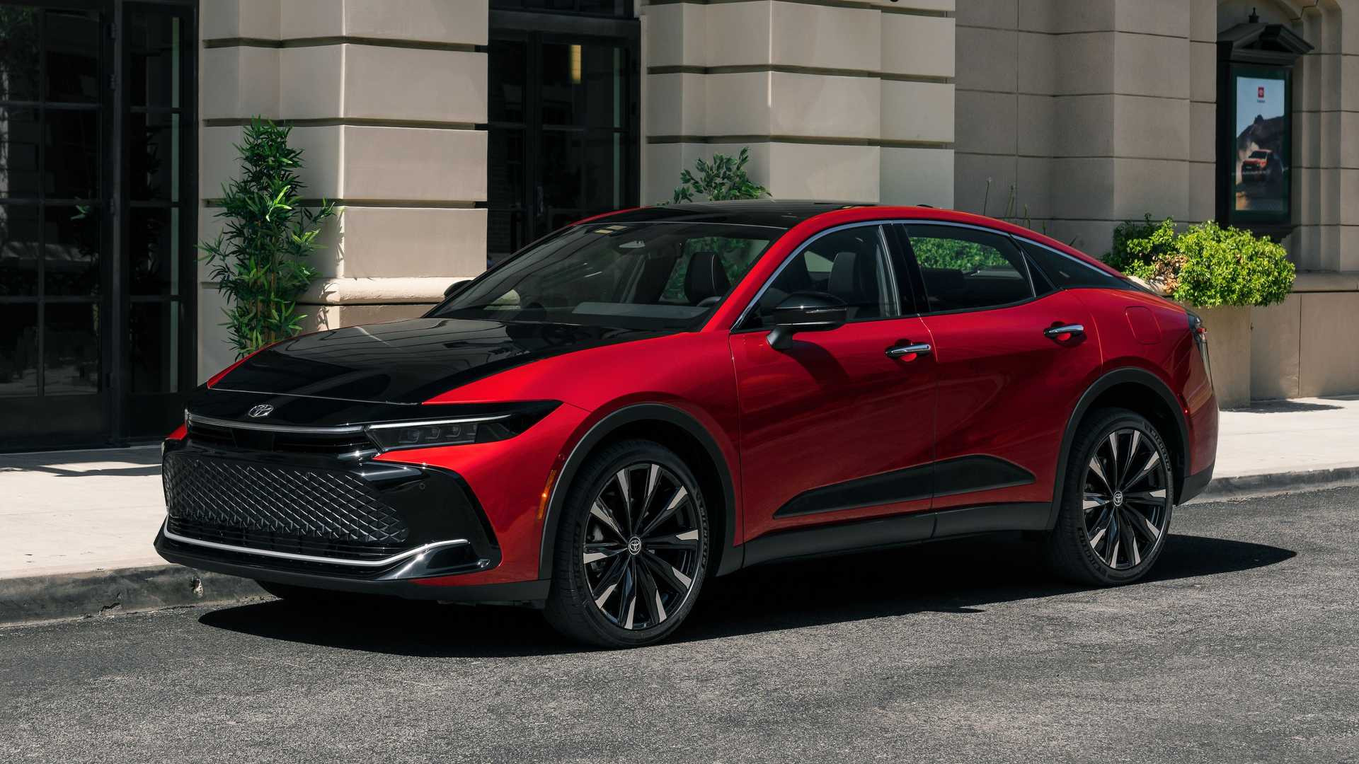 Toyota Crown 2023 року
