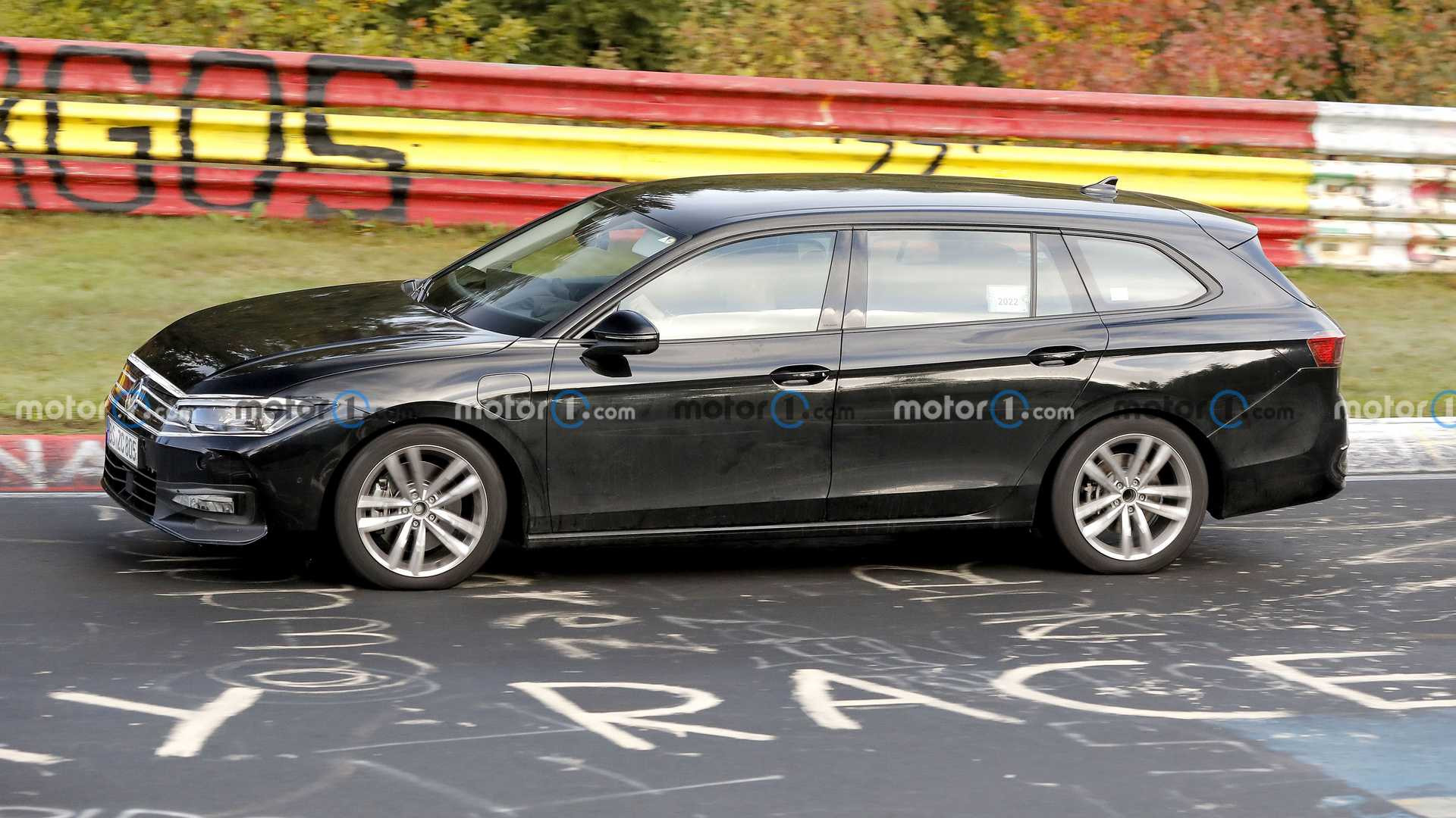 Volkswagen Passat PHEV 2024 року