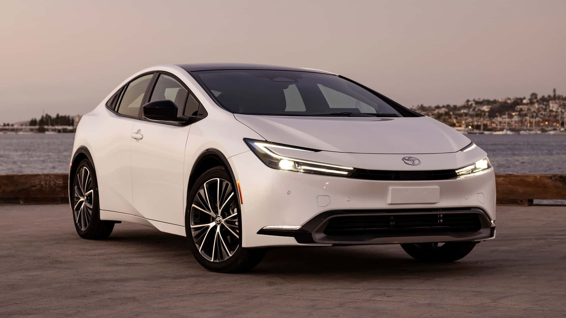 Toyota Prius 2024 року