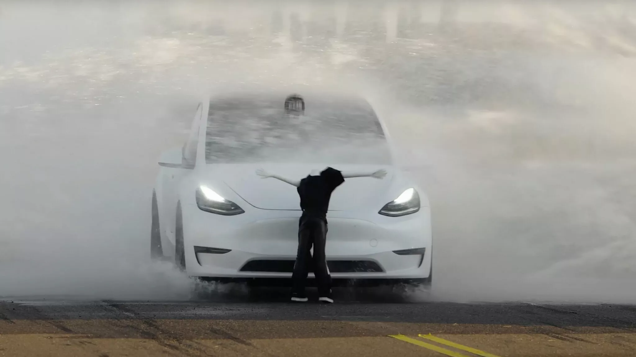 Автопілот Tesla пробив фальшиву дорожню стіну