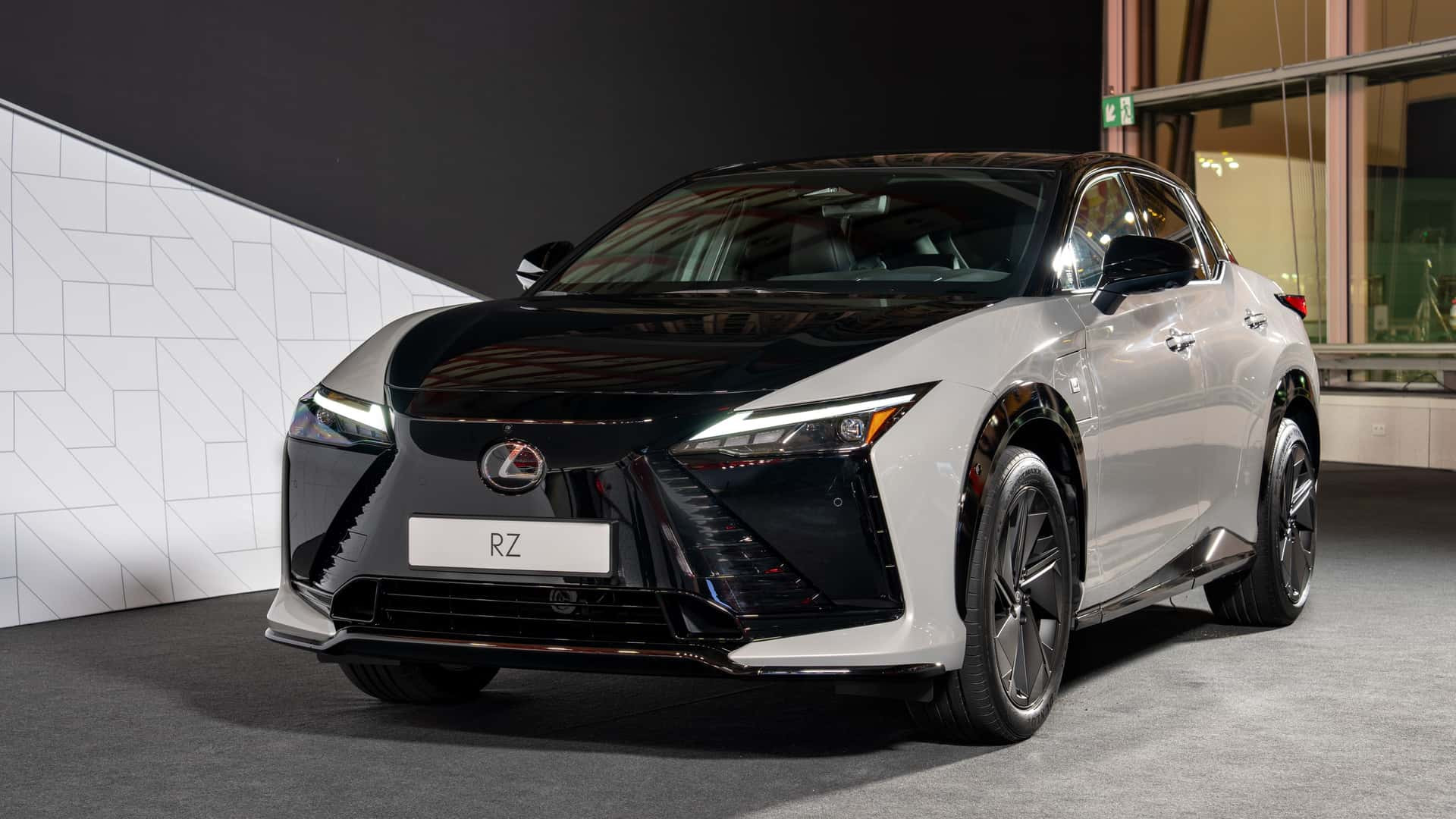 Lexus RZ 2025 року