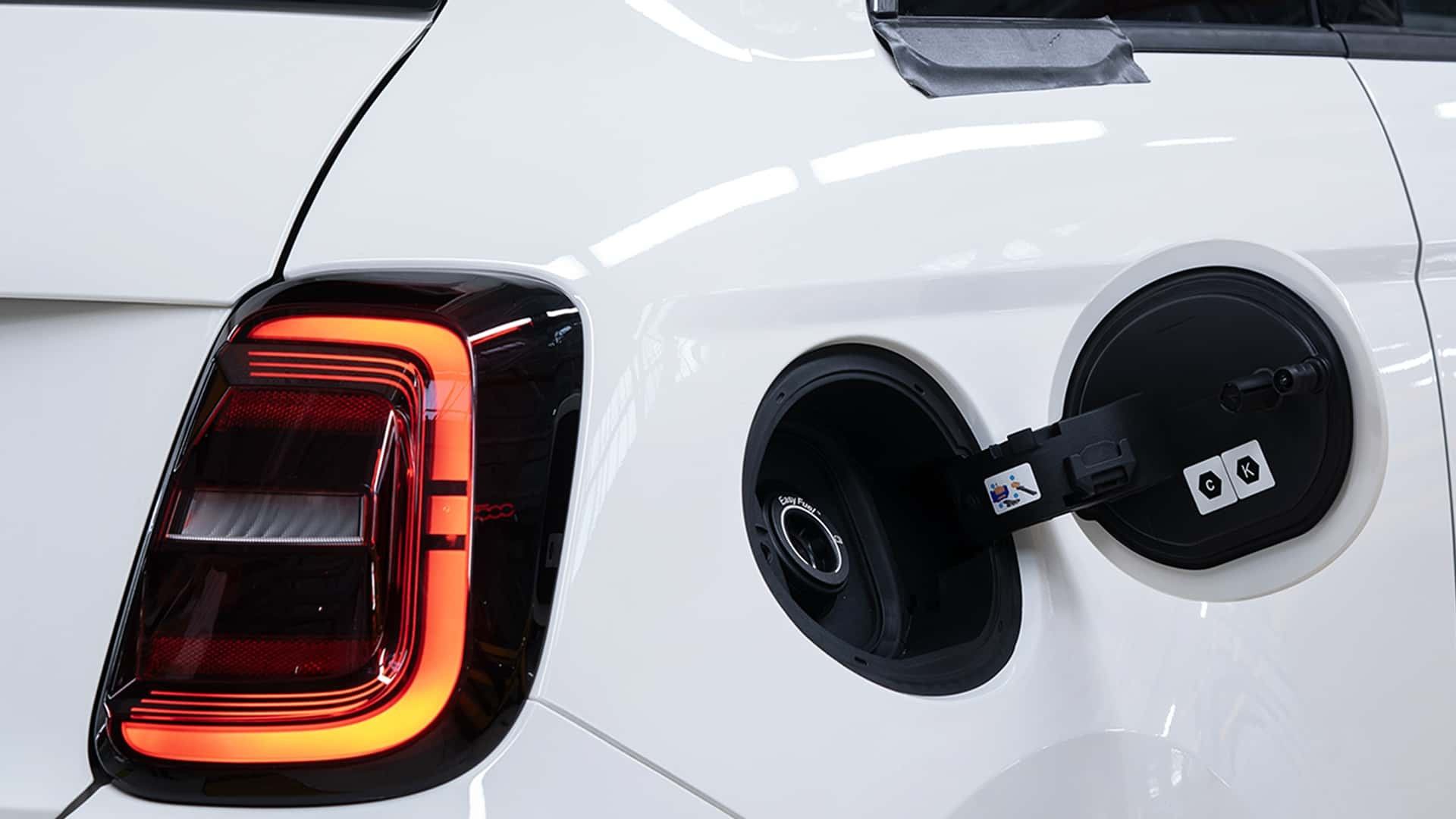 Fiat 500 Hybrid 2025 року