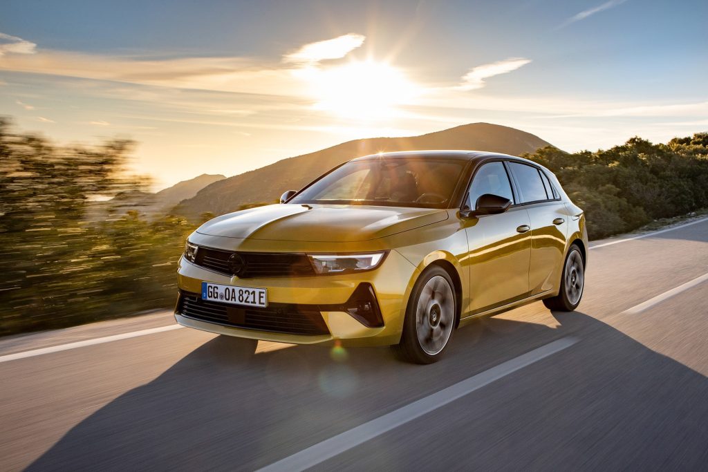 Opel Astra Hybrid 2022 року