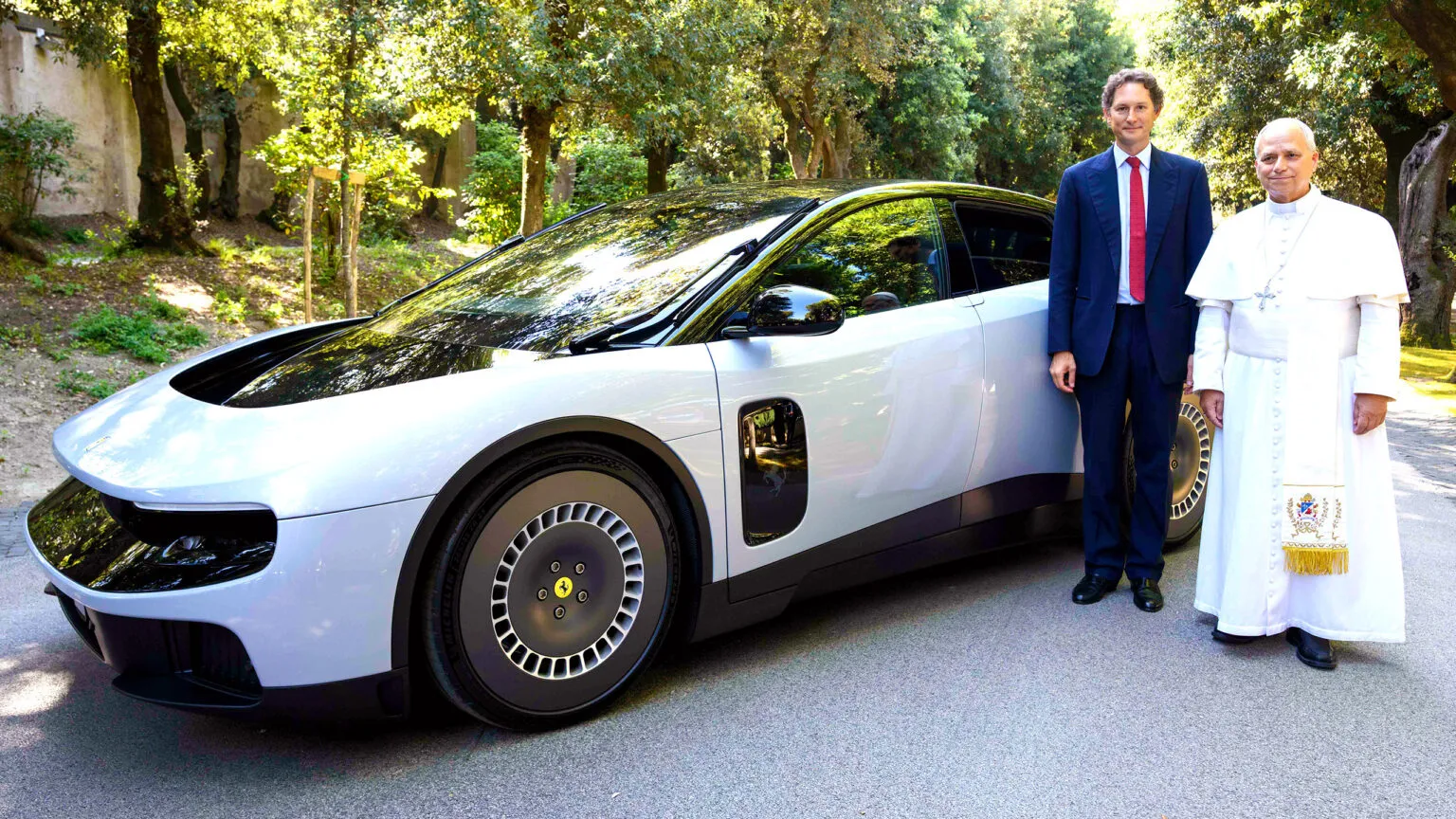 електрокар Ferrari Luce Папа Римський